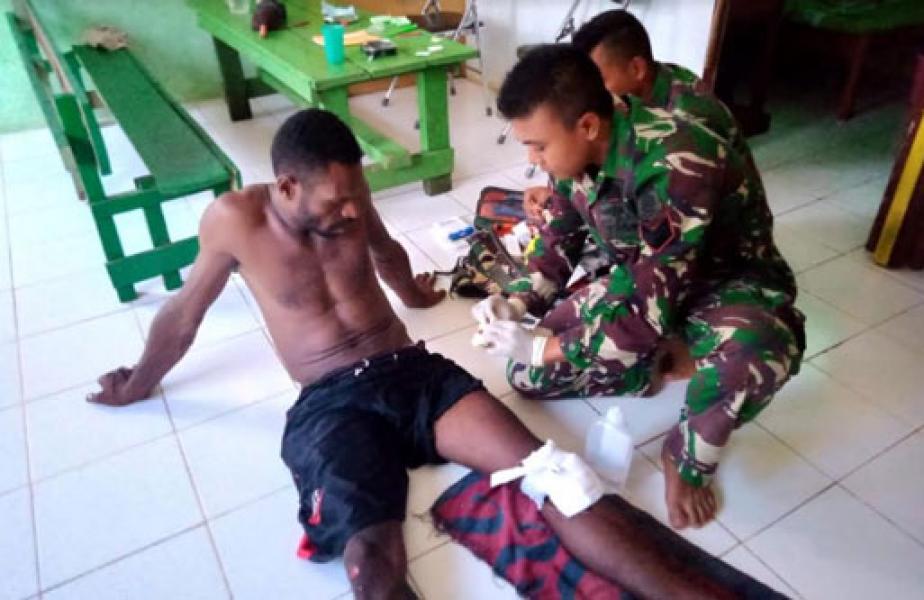 Anggota Satgas Yonif 411 Kostrad Bantu Obati Korban Kecelakaan di Jalan Trans Papua