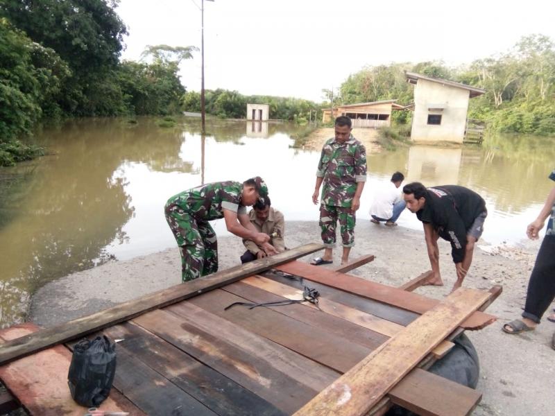 Babinsa Koramil 05/Kampar Kiri Bantu Akses Penyeberangan Bagi Warga