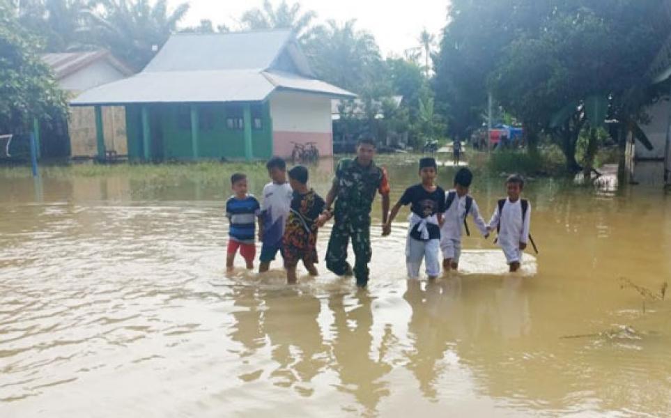 Banjir Lagi, Babinsa Koramil 10 Kunto Darussalam Tinjau Desa Kasang Mungkal
