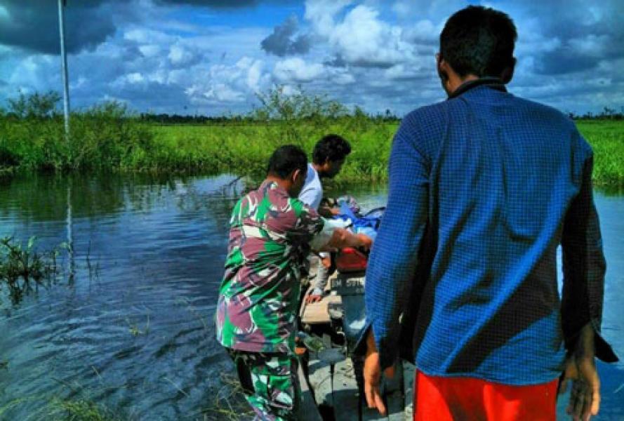 Banjir Masih Genangi Dua Desa, Babinsa Koramil 10 Tetap Laksanakan Patroli