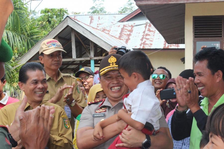 Basah-basahan Tinjau Warga Terkena Banjir, Kapolda Riau : Ini Bukti Negara Hadir Untuk Rakyatnya