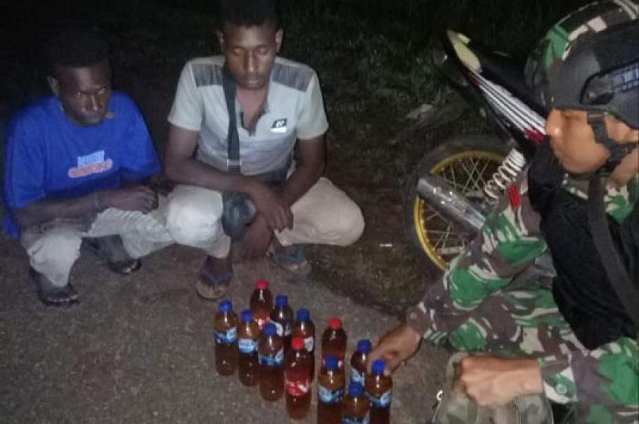 Bawa Miras Lokal 10 Botol, Satgas Yonif 411 Kostrad Amankan Dua Pemuda di Perbatasan