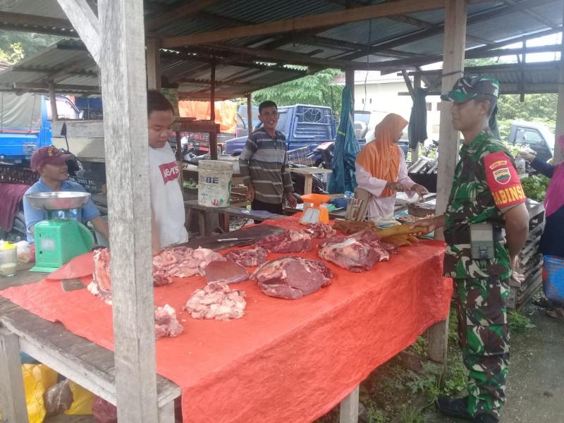 Cek Harga Sembako Babinsa Koramil 05/Kampar Kiri Turun Kepasar Tradisional