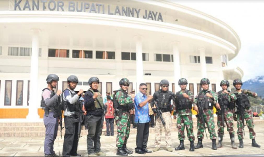 Danyonif Para Raider 305 Terima Tanda Kehormatan dari Bupati Lany Jaya Papua