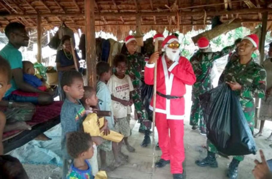 Di Pedalaman Merauke, Santa Claus Satgas Yonif MR 411/Pdw Kostrad Bagikan Hadiah Natal