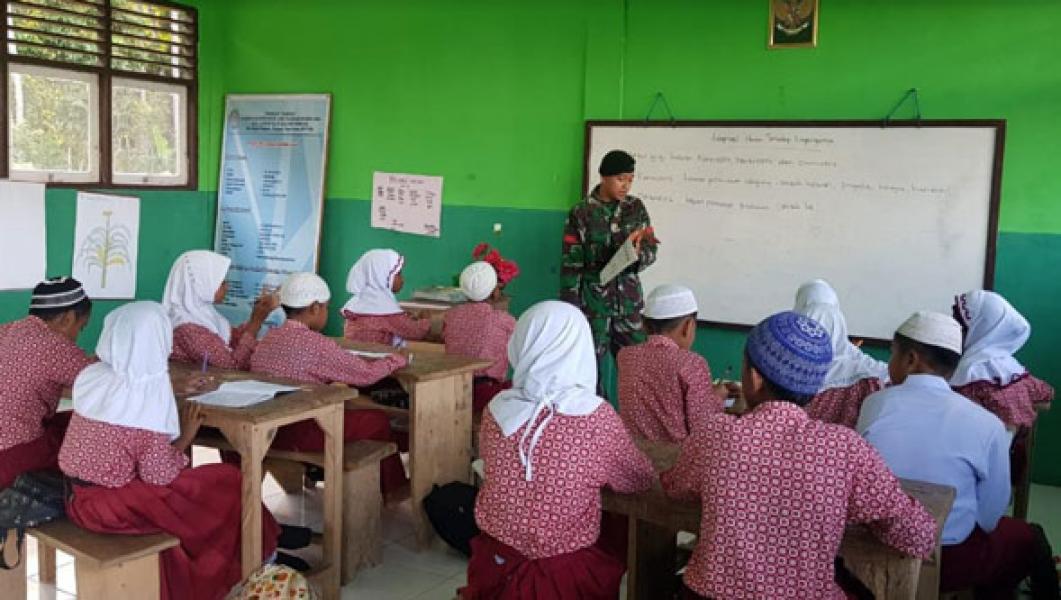 Dua Prajurit TNI Satgas Yonif Raider Khusus 136/TS Jadi Guru di Maluku Tengah