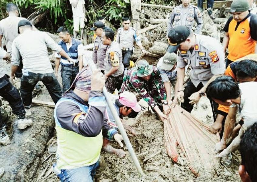 Dua Warga Rokan IV Koto Dilaporkan Tertimbun Longsor, Tim Lakukan Pencarian