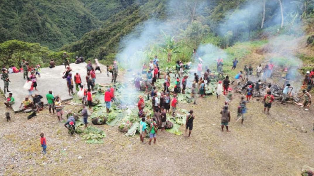 Hangatnya Bakar Batu Pada Peringatan Natal Bersama TNI dan Masyarakat Opitawak Papua