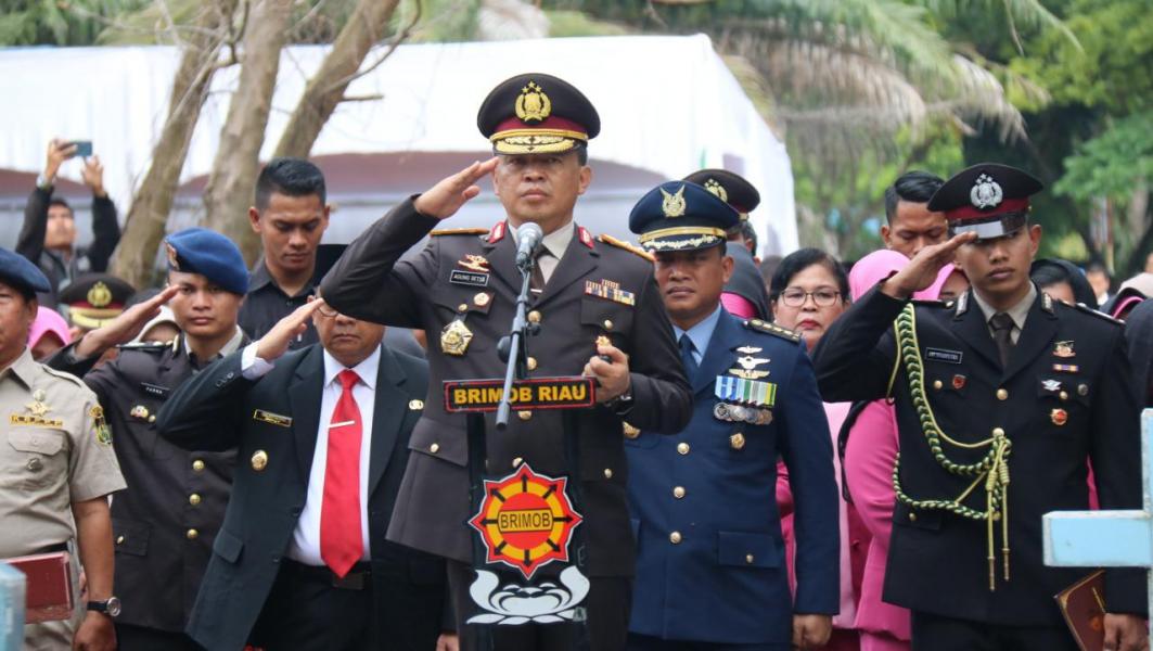 Kapolda Riau Pimpin Upacara Pemakaman Bripka (ANM) Hendra Saut Parulian Sibarani