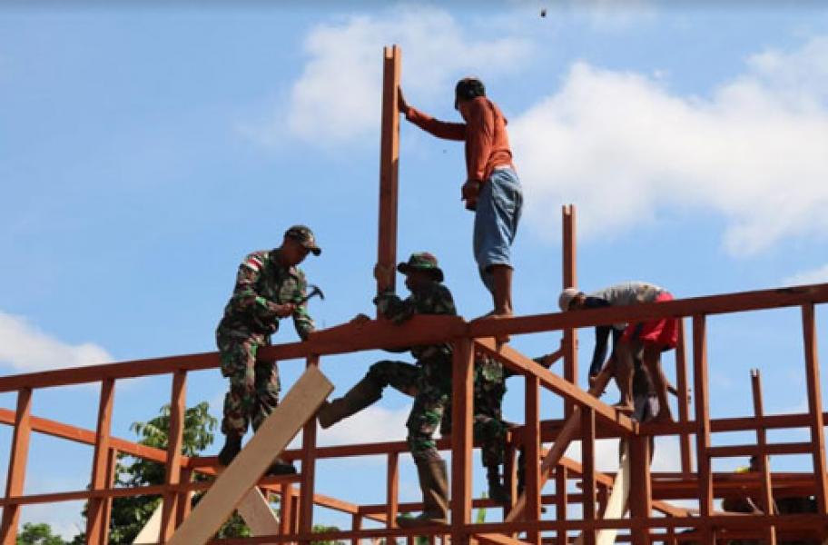 Maknai Hari Juang TNI AD, Prajurit TNI Ikut Gotong Royong Bangun Rumah Warga di Kampung Sipias