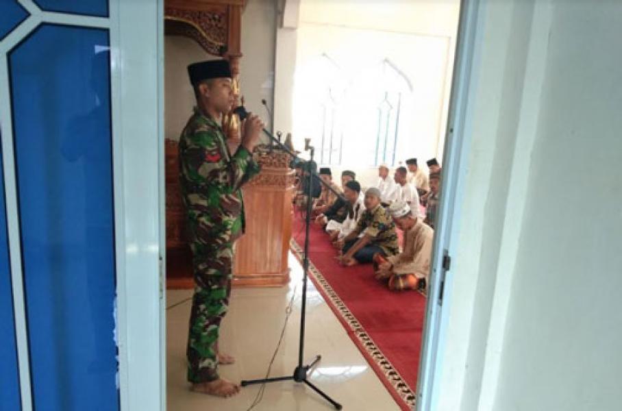 Membaur Dengan Warga, Babinsa Koramil 15/KK Sholat Berjamaah Di Masjid Darul Iman