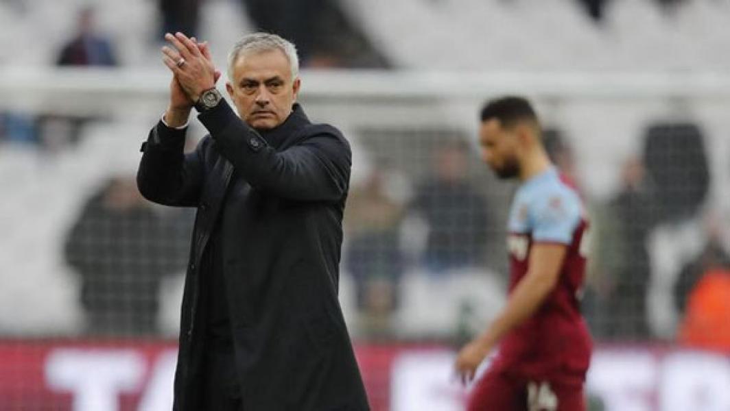 Mourinho Menyempatkan Diri Ejek Arsenal Jelang Lawan Chelsea