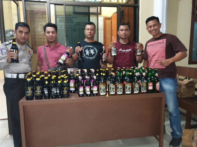 Operasi Cipta Kondisi, Polsek Tenayan Raya Sita Puluhan Botol Miras
