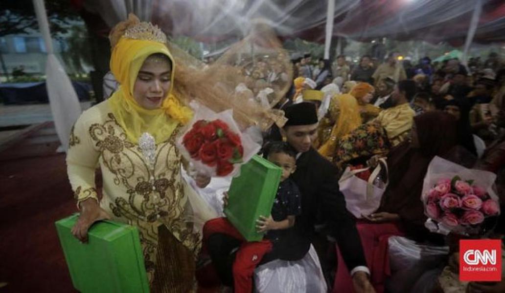 Pasangan Tertua Nikah Massal Dapat Hadiah Umrah