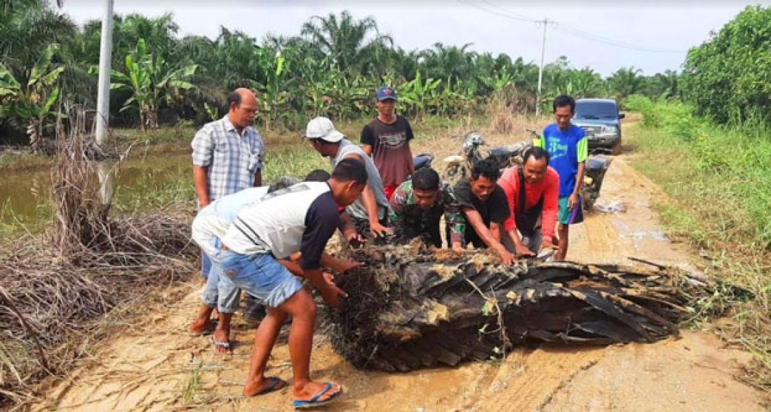 Paska Banjir, Babinsa TNI Koramil 10 Kunto Darusalam Ajak Warga Kerja Bakti