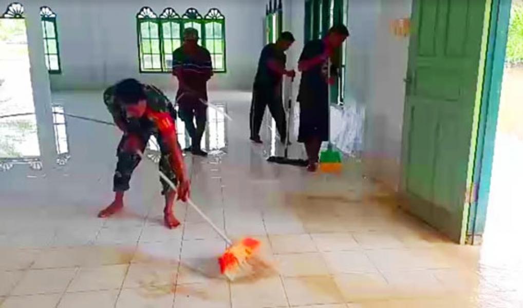 Pasca Banjir, TNI POLRI Bantu Warga Bersih-bersih