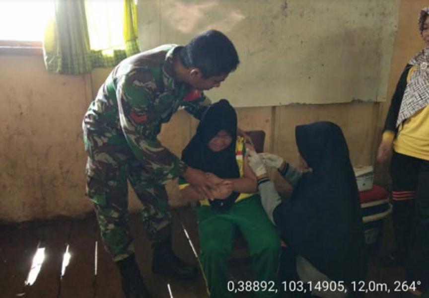 Peduli Kesehatan, Babinsa Koramil 15/KK Kodim 0313/Kpr Dampingi Bidan Desa