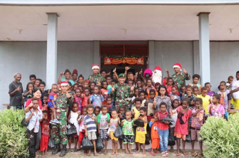 Santa Claus Satgas Yonif MR 411/Pdw Kostrad Bagikan Bingkisan Natal Untuk Anak-anak Papua