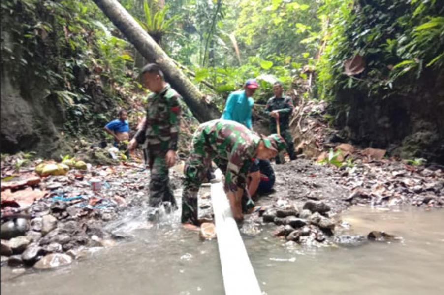 Satgas Pamrahwan Maluku Yonif RK 136/TS Bantu Warga Memasang Pipa Saluran Air