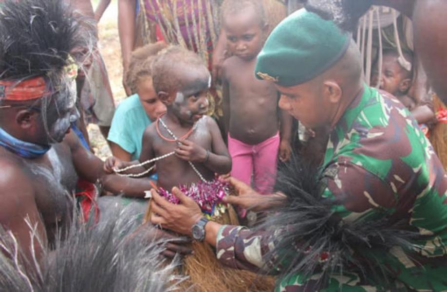 Satgas Pamrahwan Yonif 754/ENK/20/3 Kostrad Turut Serta Melestarikan Adat Suku Kamoro