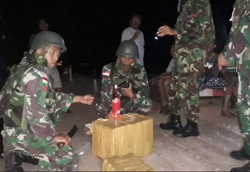 Satgas Pamtas RI-PNG Yonif 411 Kostrad Amankan Puluhan Botol Miras di Jalan Trans Papua