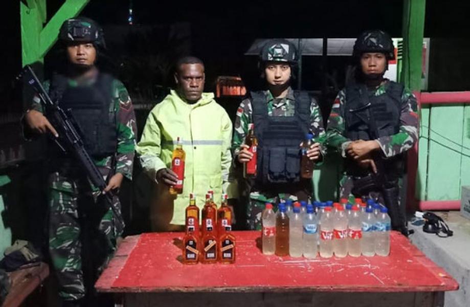 Satgas Pamtas RI-PNG Yonif MR 411/Pdw Kostrad Amankan 35 Botol Miras