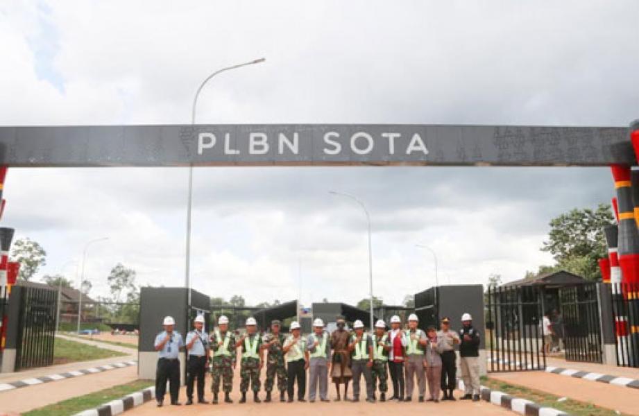 Wadansatgas Yonif 411 Kostrad Dampingi Tim Kemenko Polhukam RI Kunjungi PLBN Sota