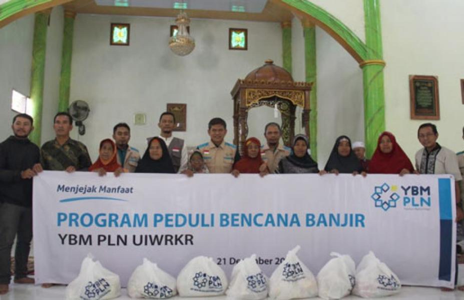 YBM PLN UIWRKR Salurkan Bantuan untuk Korban Banjir di Desa Tanjung Balam
