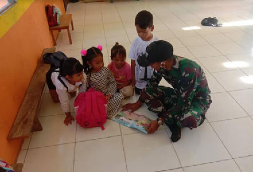Bantu Guru Perbatasan, Satgas Pamtas Yonif 642/Kapuas Ajar Siswa