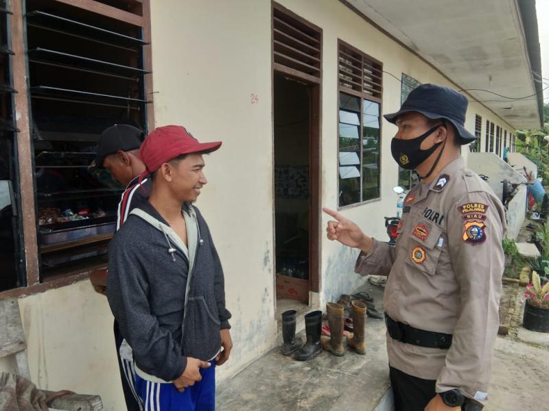 Bhabinkamtibmas Desa Pangkalan Terap Polsek Teluk Meranti Sosialisasi Adaptasi Kebiasaan Baru 