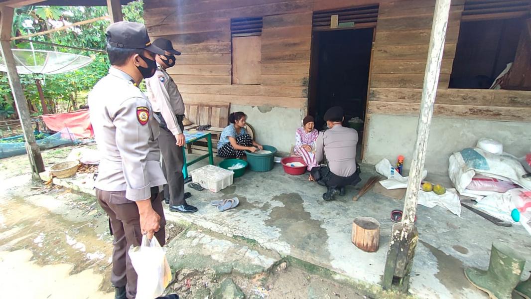 Bhakti Sosial Operasi Lilin Lancang Kuning 2020, Polsek Pangkalan Kuras Bagikan Sembako