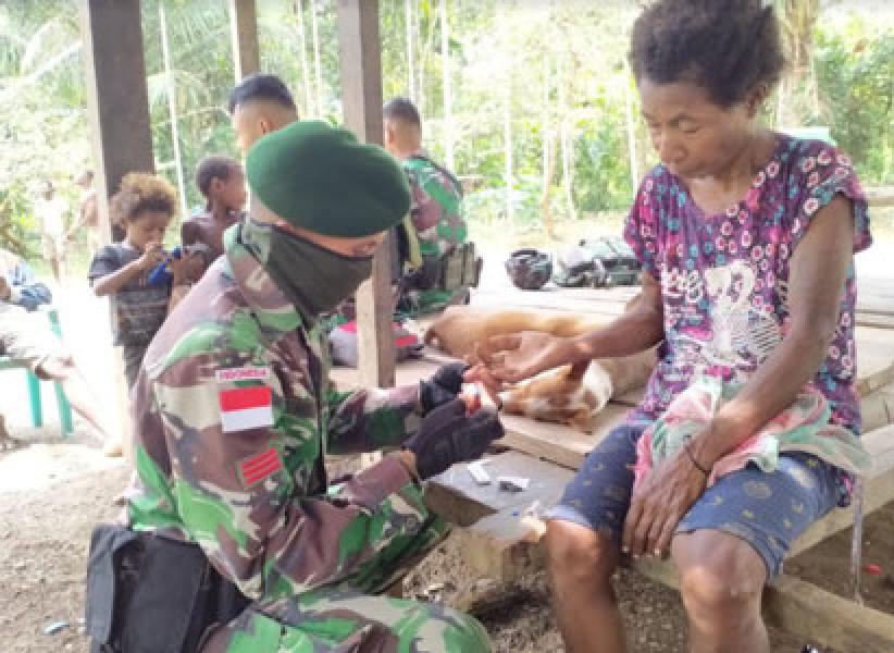 Cegah Wabah Penyakit di Penghujung Tahun, Satgas Yonif MR 413 Kostrad Gelar Pengobatan Keliling