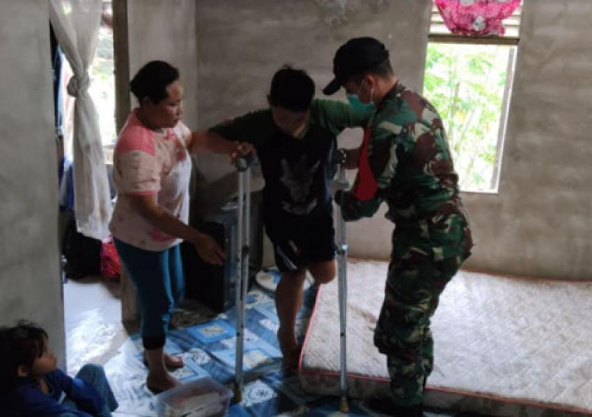 Dokter Satgas Yonif 642/Kapuas Bantu Evakuasi Warga Yang Sakit ke Fasilitas Kesehatan Terdekat
