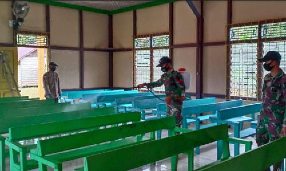 Empat Hari Jelang Natal, Satgas Pamtas Yonif 642/Kapuas Semprot Disinfektan di Gereja
