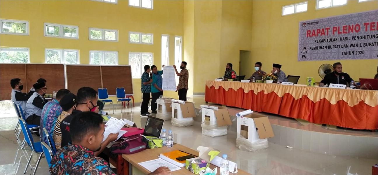 Hadiri Rapat Pleno Rekapitulasi Penghitungan Suara Pilkada Pelalawan tahun 2020, Kapolsek Ukui Himbau jaga Prokes