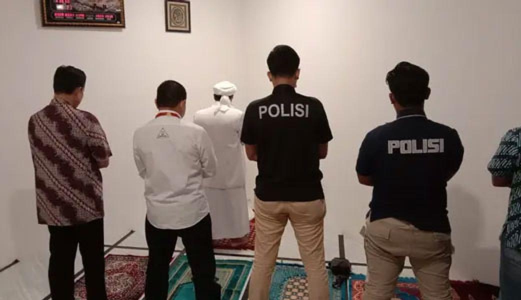 Istirahat Pemeriksaan, Rizieq Shihab Jadi Imam Salat Magrib di Polda Metro Jaya