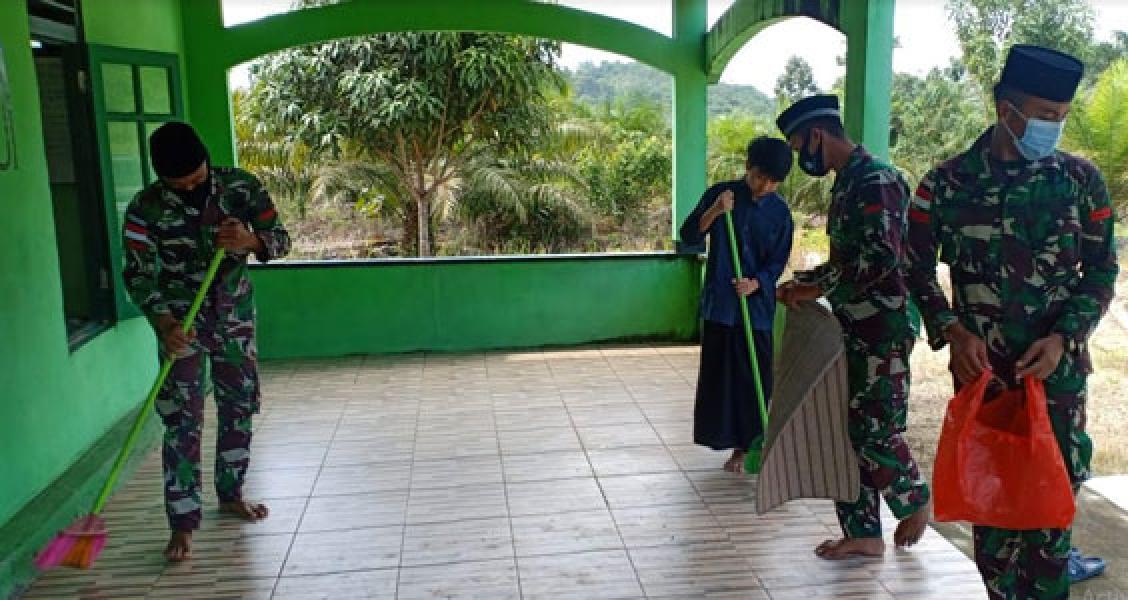 Jaga Kenyamanan Beribadah, Satgas Pamtas Yonif 642 Bersama Warga Bersihkan Masjid Al-Kautsar 
