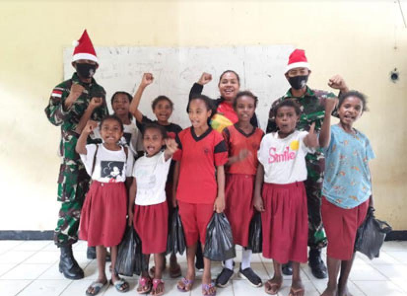 Jelang Pergantian Tahun, Satgas Yonif MR 413 Kostrad Berikan Hadiah Kepada Anak Perbatasan RI-PNG