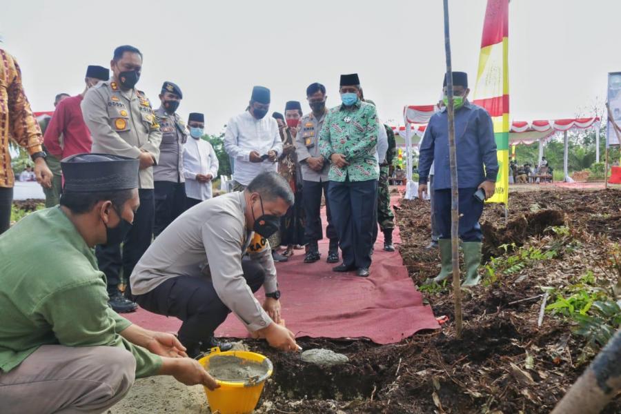 Kapolda Riau Meletakkan Batu Pertama Pembangunan 2 Ponpes di Siak