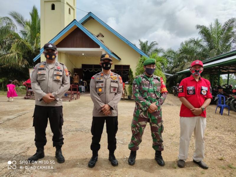 Kapolsek Ukui dan Personilnya Lakukan Pengamanan Ibadah Natal Disejumlah Gereja 