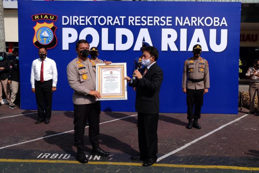 Lemkapi Berikan Trust Award Kapolda Riau, Dinilai Sebagai Polda Terbaik Dalam Menangani Sindikat Narkoba