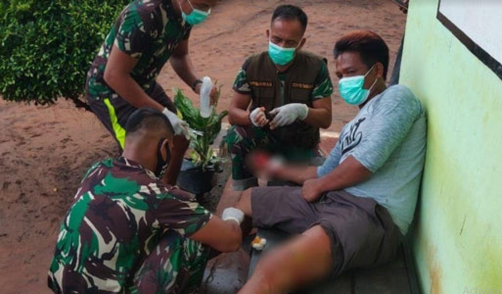 Luka Akibat Serangan Babi Hutan, Warga Kampung Erambu Diobati Satgas Yonif 125/Simbisa