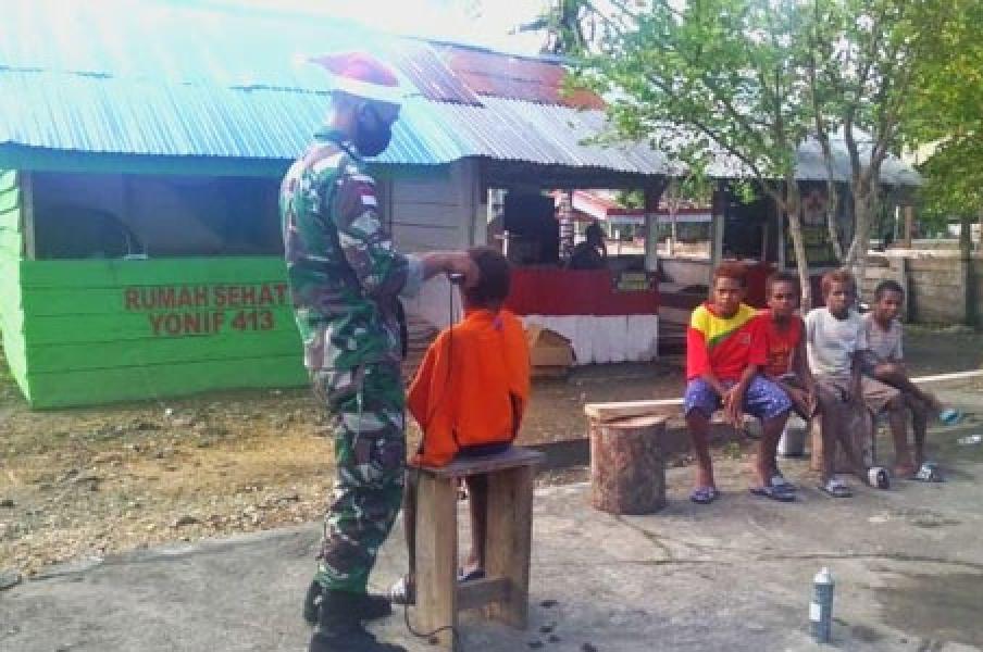 Menyambut Hari Natal, Anak Perbatasan RI-PNG Antri di Pos Satgas Yonif MR 413 Kostrad Untuk Dicukur