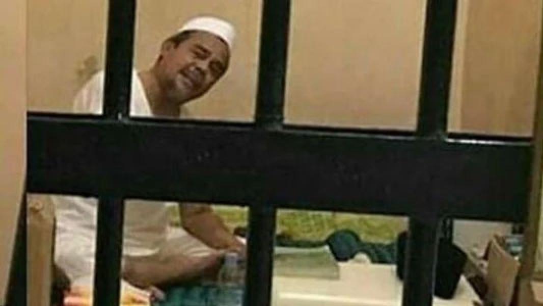 Penampakan Habib Rizieq Tersenyum dari Dalam Sel Polda Metro Jaya