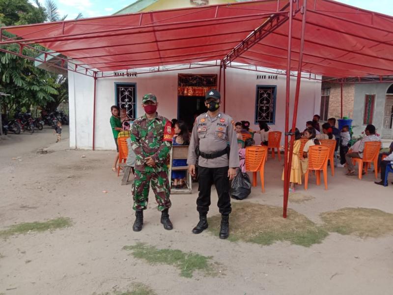 Personel Polsubsektor Pelalawan Lakukan Pengamanan Disetiap Gereja Diwilayah Binaanya