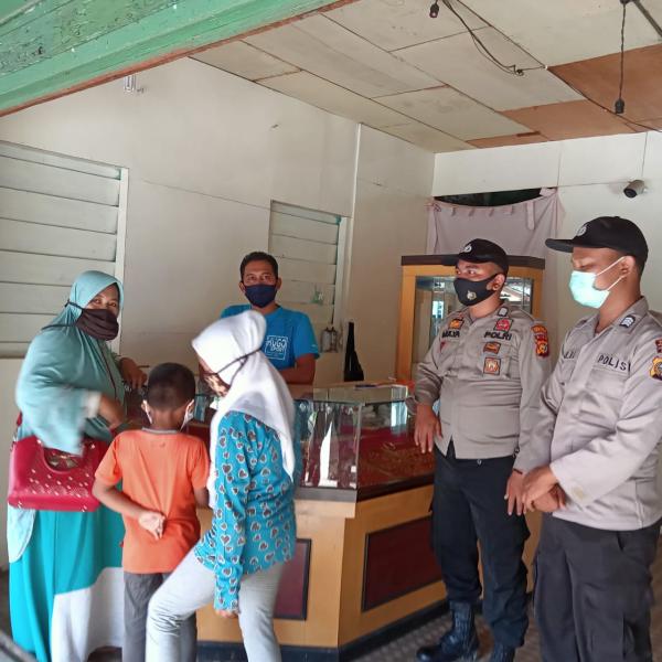 Personil Polsek Kuala Kampar tak Hentinya Himbau Warga Gunakan Masker