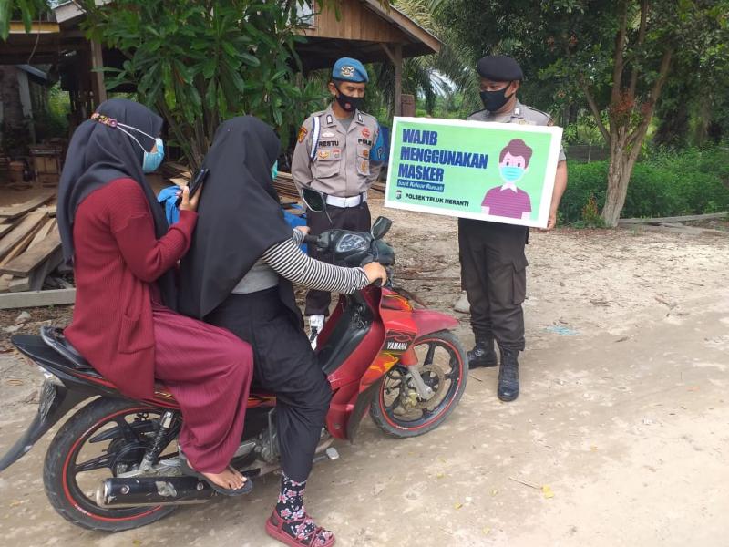 Piket Yanmas Polsek Teluk Meranti  Berikan Himbauan ke Masyarakat Agar Selalu Gunakan Masker