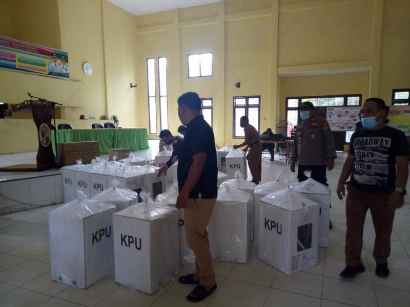 Polsek Bandar Sei Kijang Kawal Logistik Pilkada Dikantor PPK