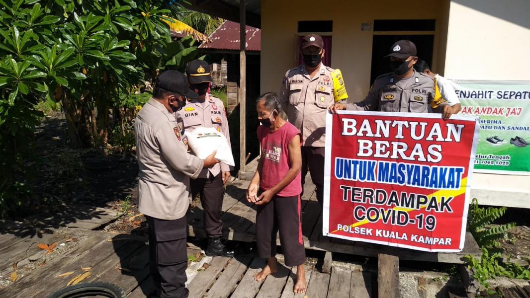 Polsek Kuala kampar Serahkan Bantuan Beras Kepada Masyarakat Terdampak Covid-19