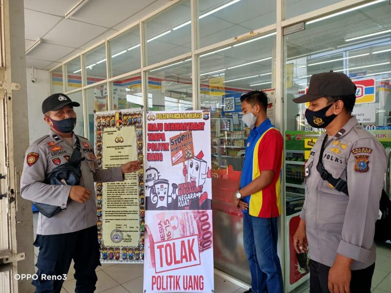 Polsek Pangkalan Kuras Lakukan Pemasangan Spanduk Politik Uang